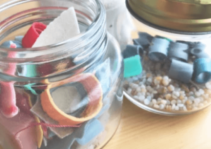 瓶が2つ並んだ画像