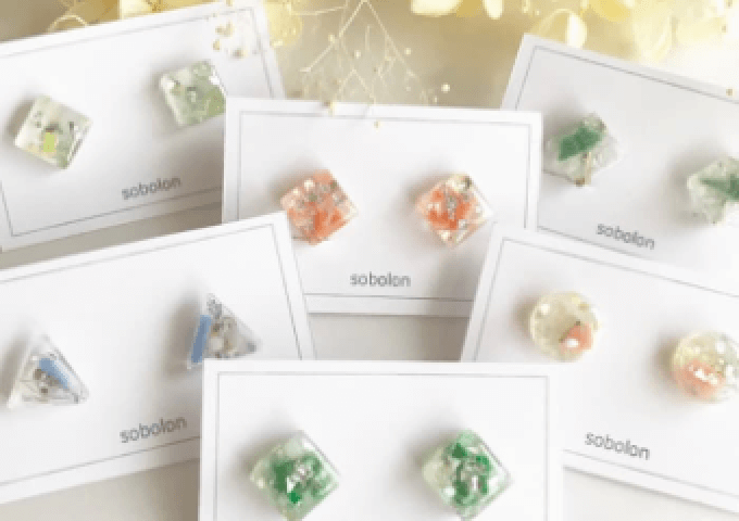 ピアスが6個並んでいる画像