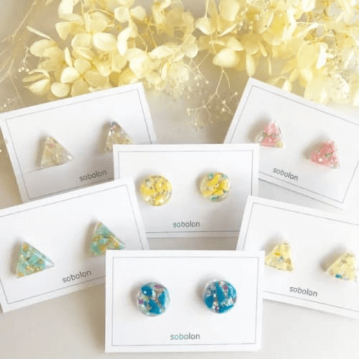 しかくイヤリングが6個並んでいる画像