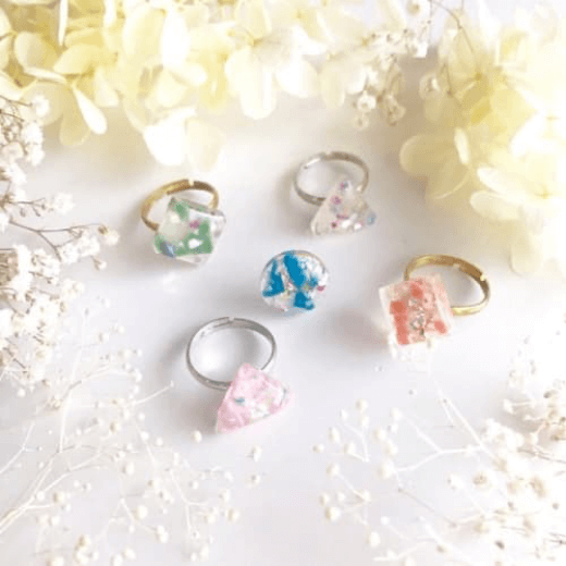 しかく指輪が5個並んでいる画像