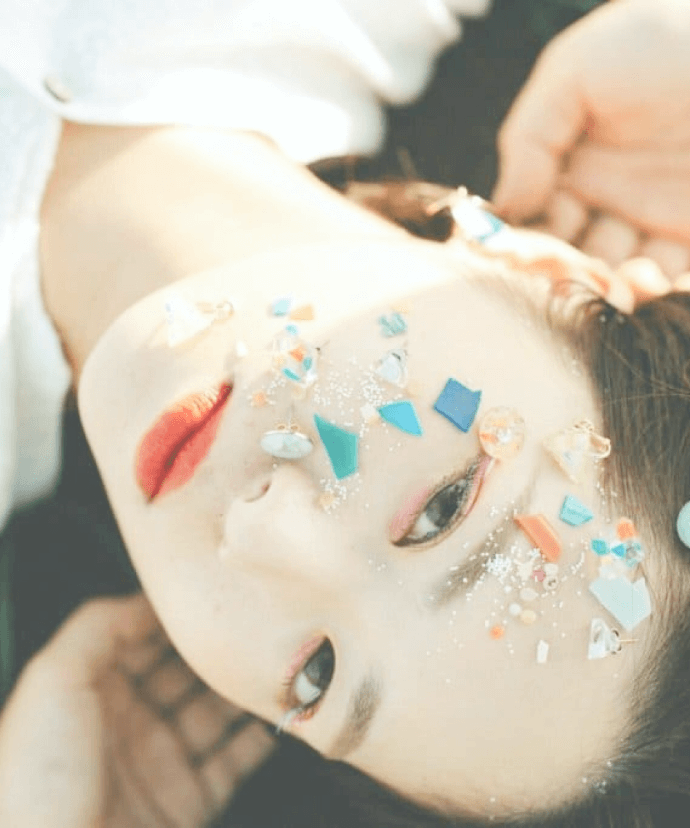 寝転んでいる女性の顔アップ画像